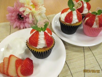いちごのしっとりカップケーキ